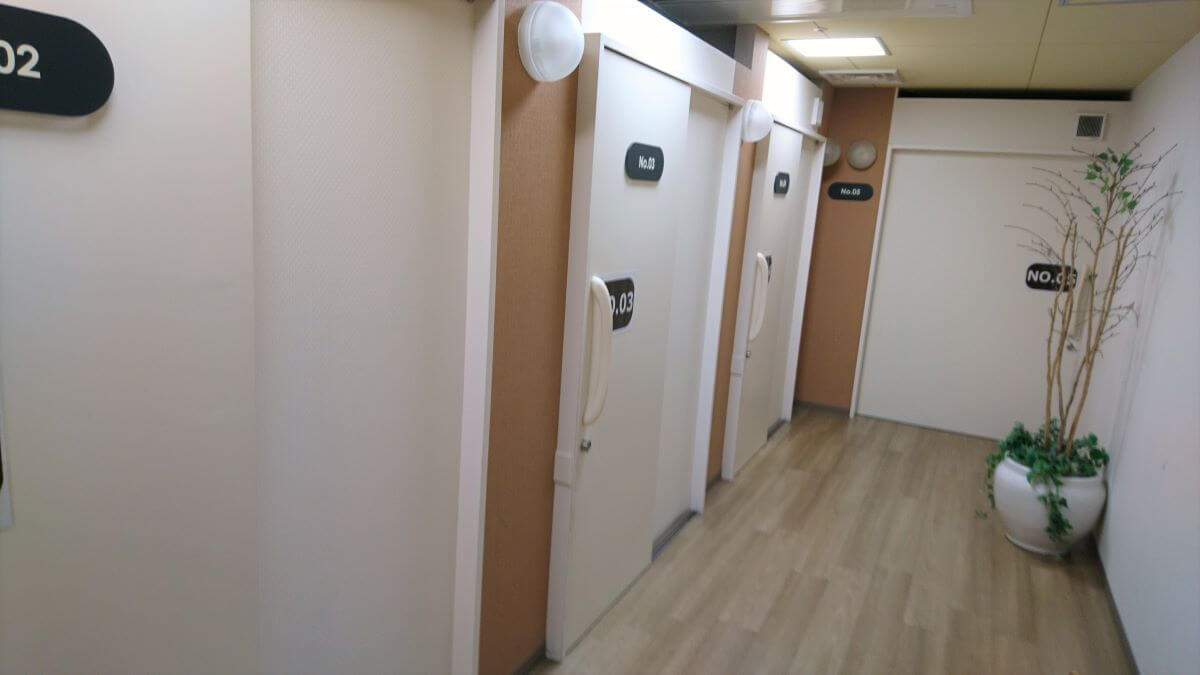 kix-airport-lounge-shower